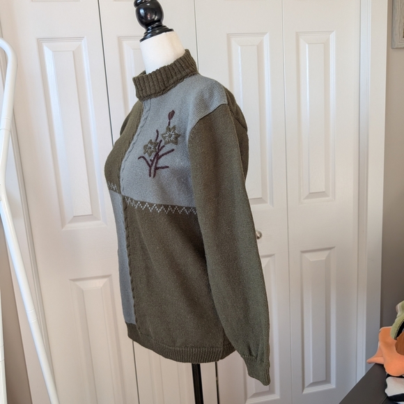 2/$20 Vintage Wool Embroidered Sweater Small Green Fits Small - Picture 6 of 7